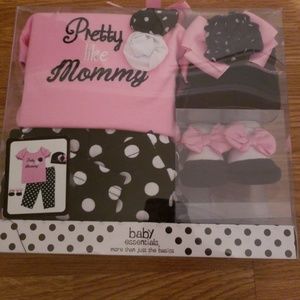 4 piece layette set size 3-6 months